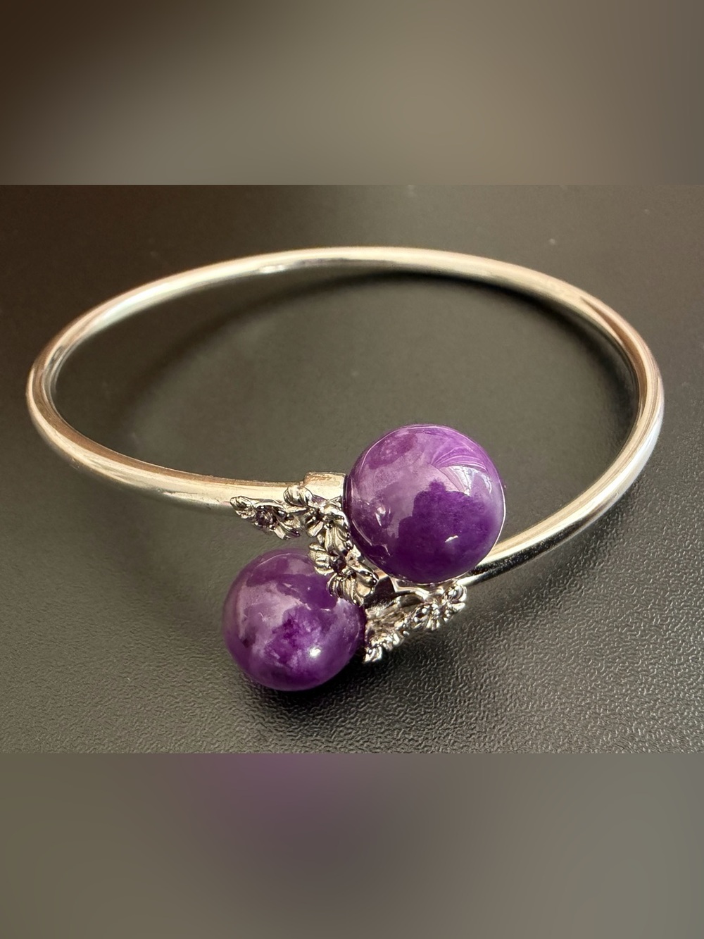 PRIME ART & JEWEL STERLING SILVER BANGLE BRACELET WITH PURPLE JADE BEADS